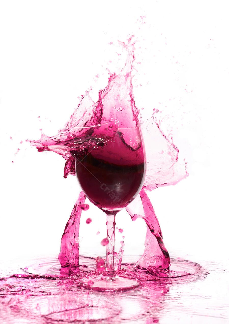Vinho tinto em copo com respingos