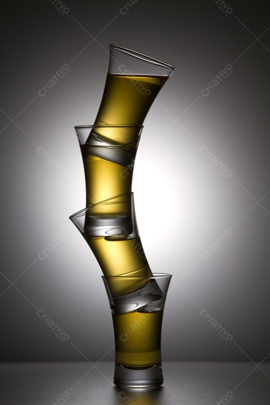 Copas empilhadas com bebida dourada