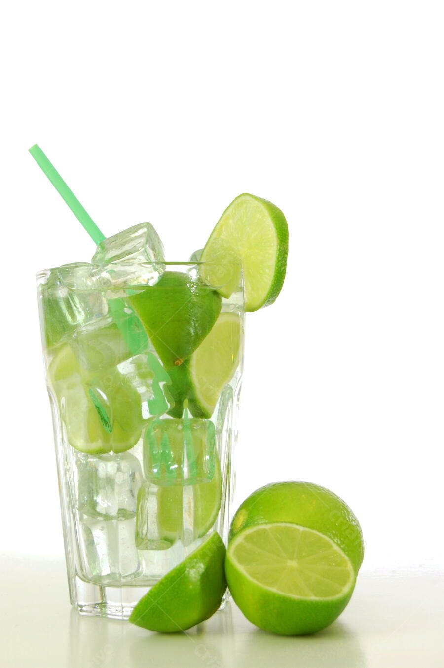 Bebida refrescante com limão e gelo