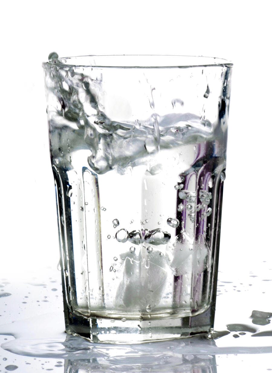 Água gelada em copo transparente