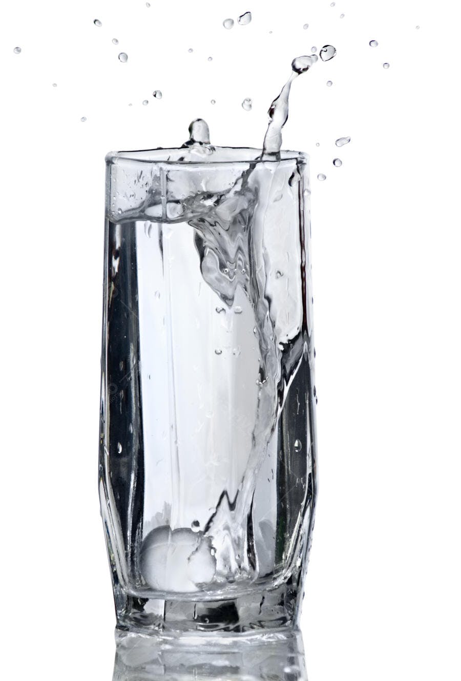 Água refrescante em copo de vidro