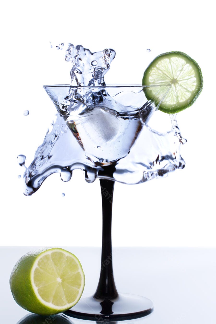 Coquetel refrescante com limão e gelo