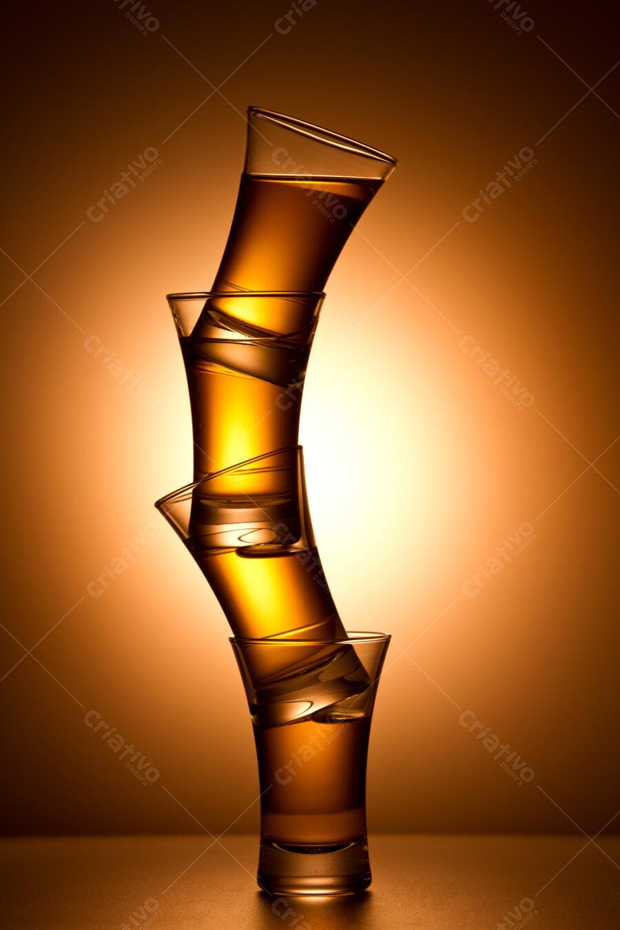 Copas de bebida empilhadas fundo dourado