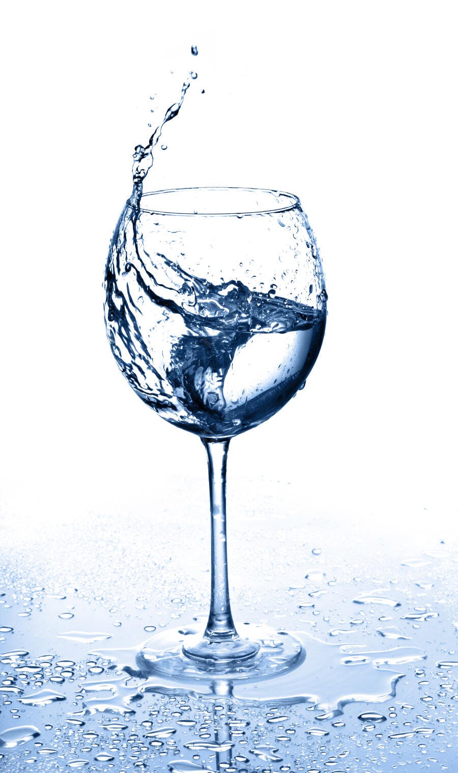 Taça de vinho com água em movimento