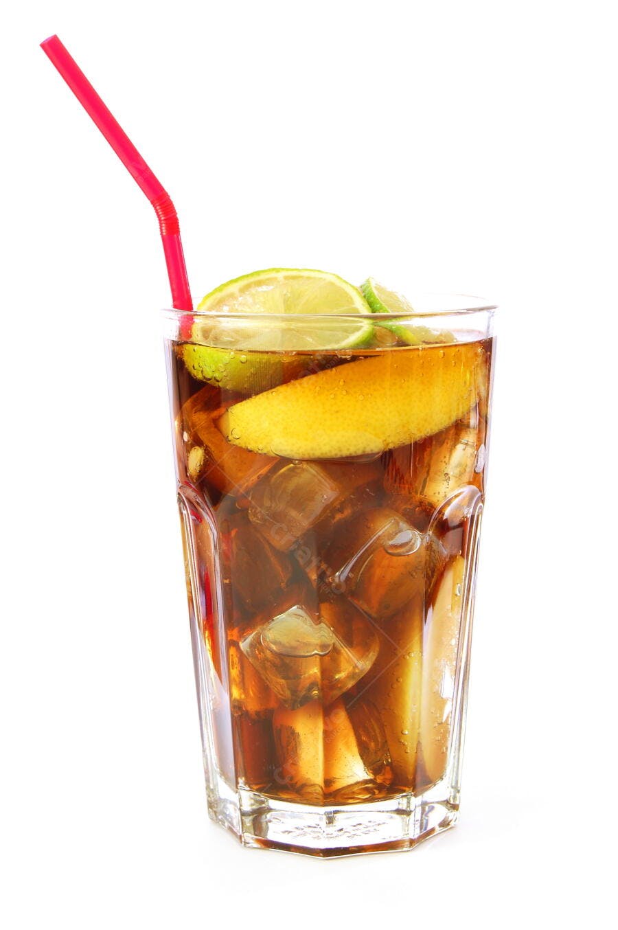Coquetel refrescante com limão e gelo