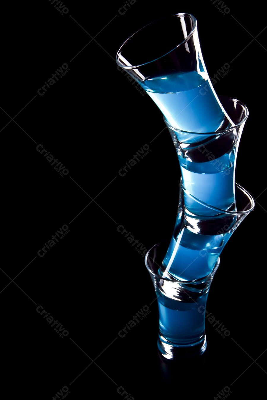 Coquetéis azuis em shots empilhados