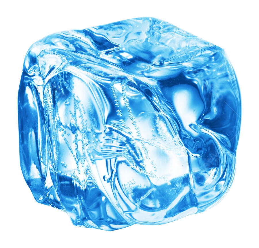 Gelo azul transparente com bolhas