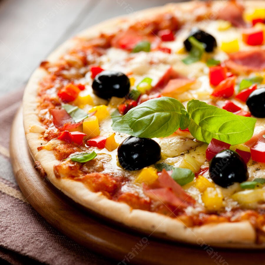 Pizza Vegetariana com Presunto e Azeitonas
