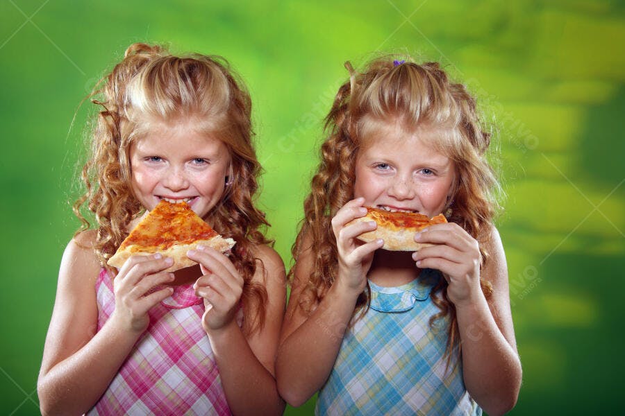Gêmeas ruivas comendo pizza fundo verde