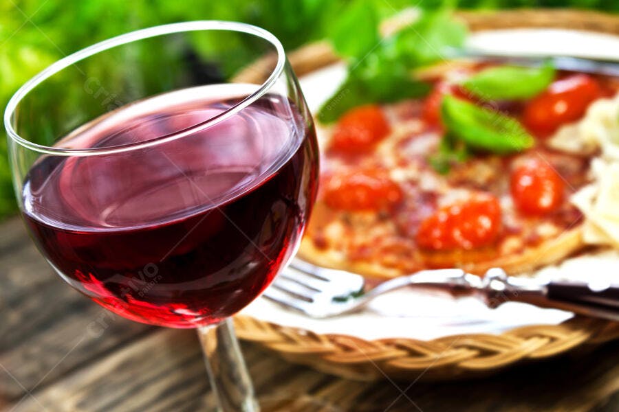 Taça de vinho tinto com pizza