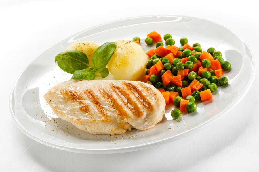 Peito de frango grelhado com batatas e ervilhas