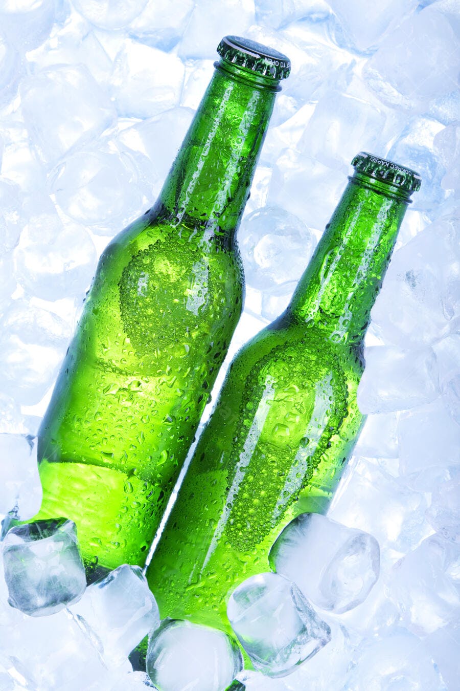 Duas garrafas de cerveja geladas no gelo