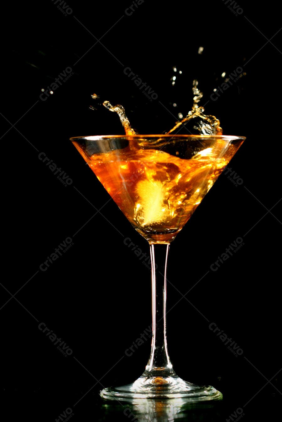 Martini Âmbar com Gelo em Splash