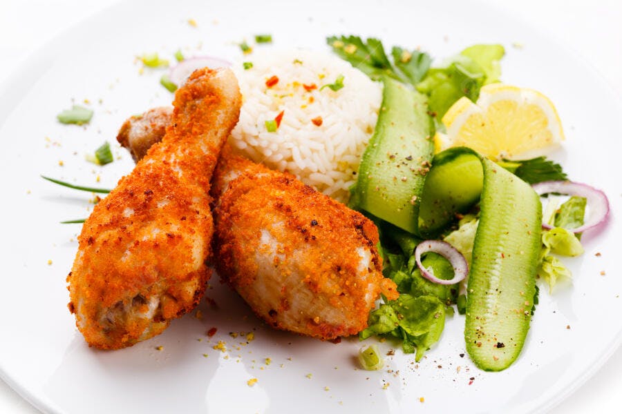 Frango Crocante com Arroz e Salada