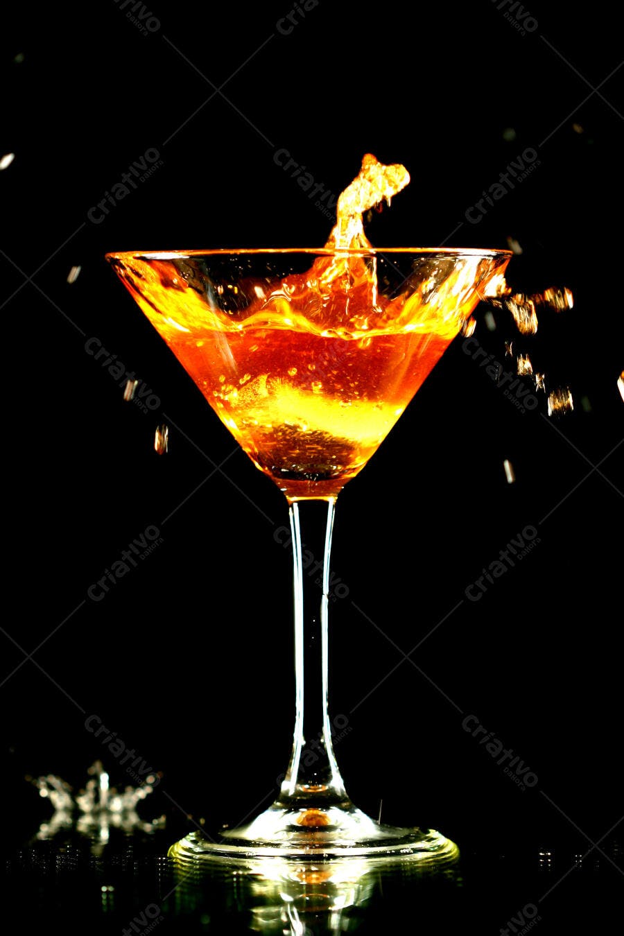 Martini laranja com respingos fundo preto