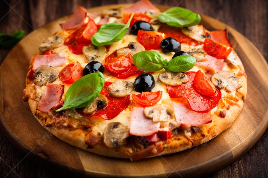 Pizza deliciosa com pepperoni cogumelos e azeitonas