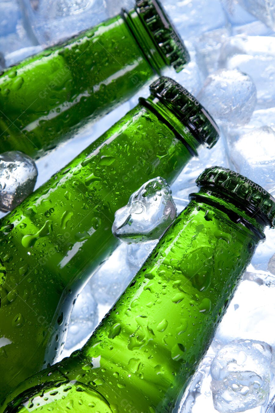 Garrafas de cerveja verde geladas no gelo