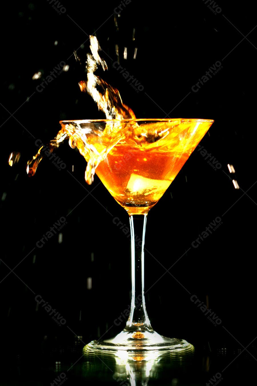 Martini com gelo em copo de martini