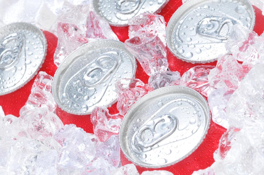 Latas de refrigerante geladas no gelo