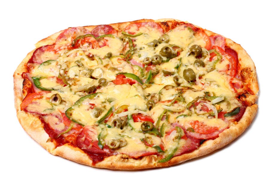 Pizza saborosa com mussarela, azeitonas e pimentões
