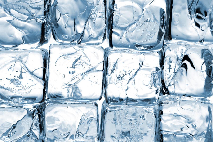 Cubos de gelo transparentes azulados
