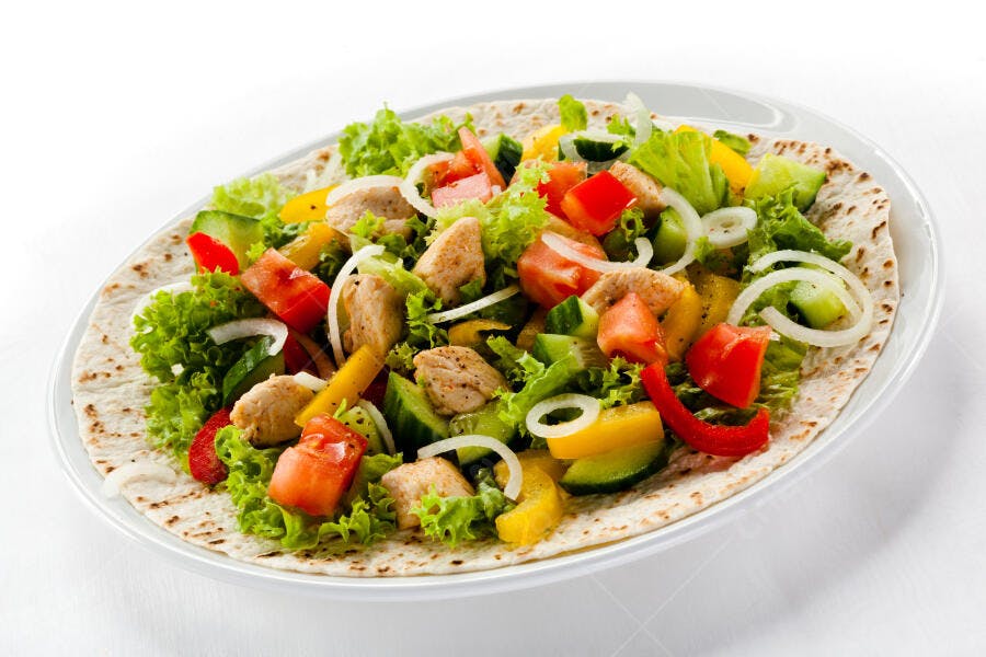 Salada de Frango com Vegetais em Tortilha
