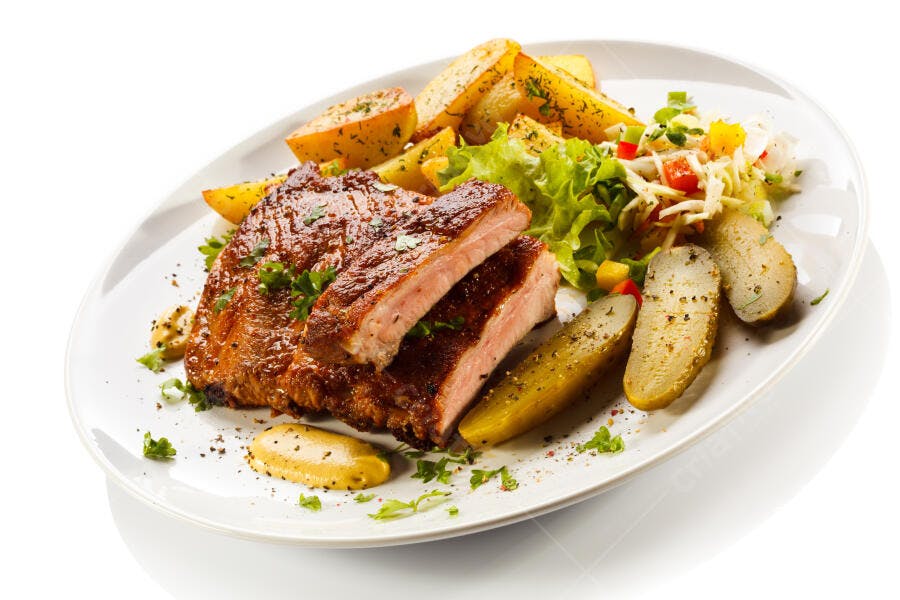 Costela grelhada com batatas e salada
