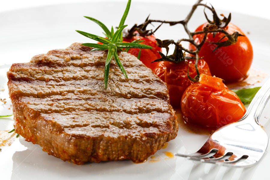 Bife grelhado com tomates assados