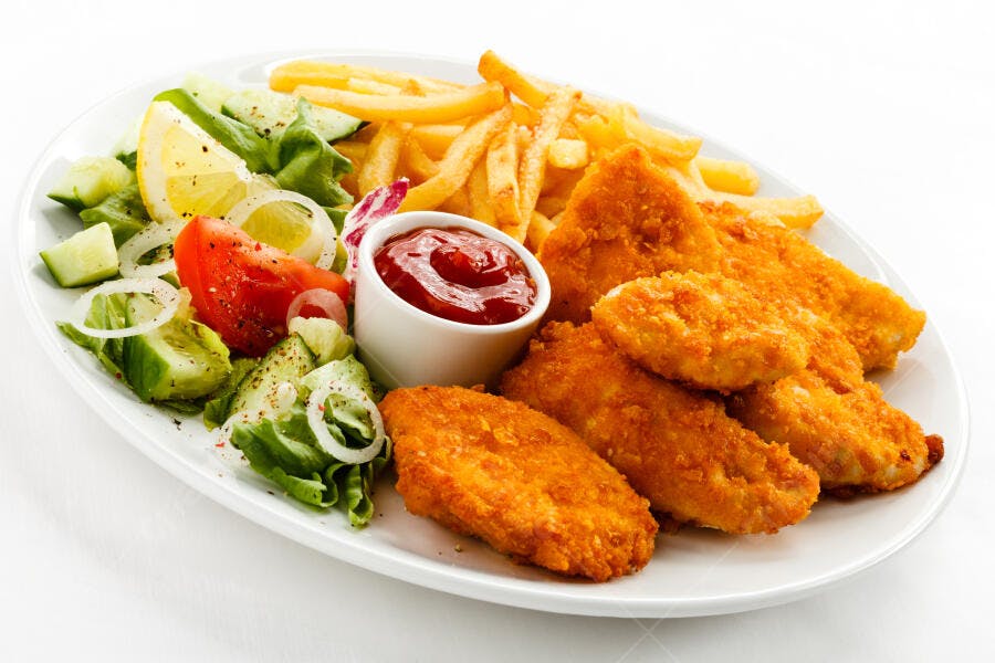 Frango frito batatas fritas salada molho