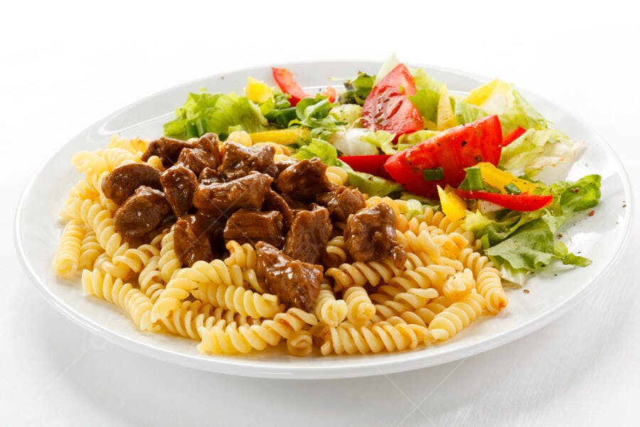 Macarrão com carne e salada colorida