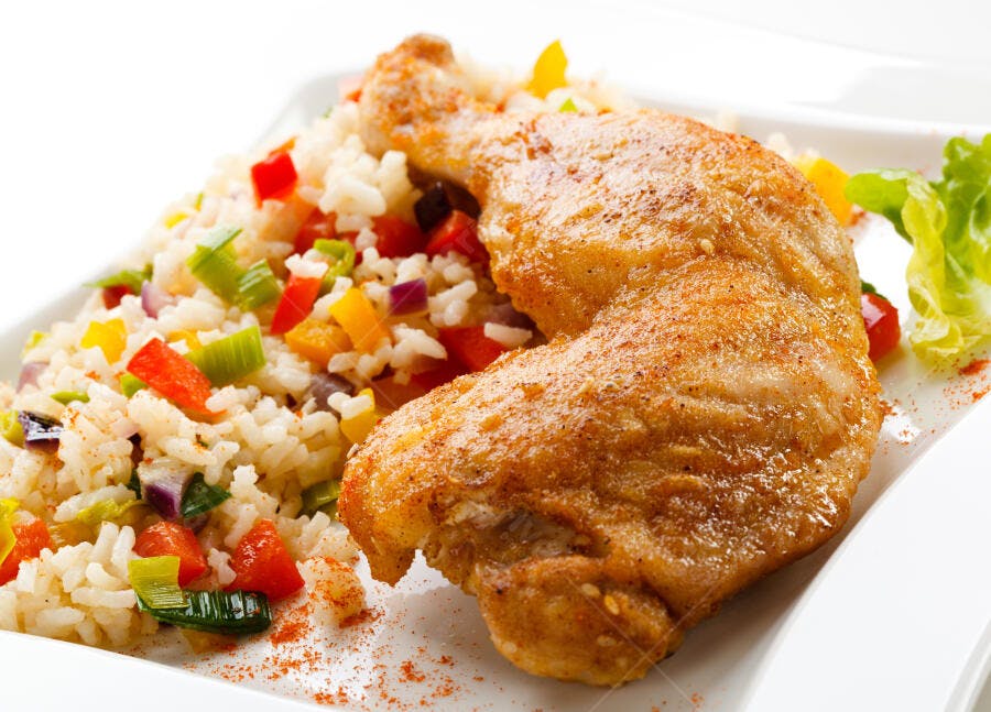 Frango assado com arroz e legumes