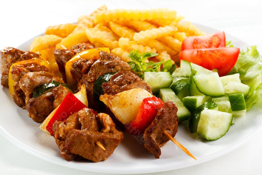 Espeto de carne com batatas fritas e salada