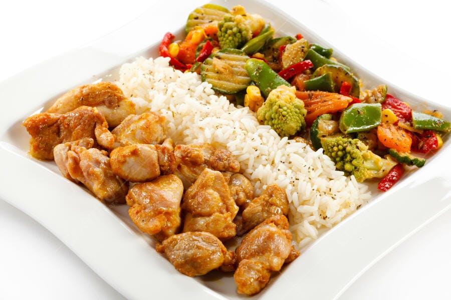 Frango grelhado arroz e legumes prato saudável
