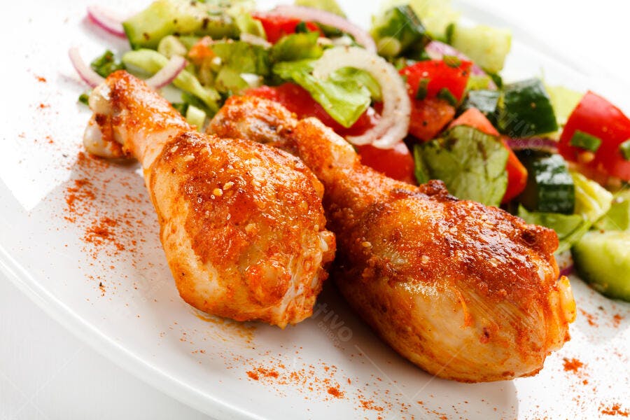 Coxas de frango assadas com salada fresca