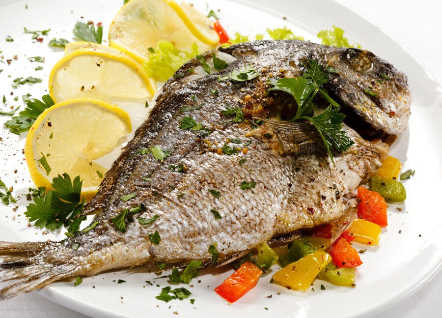 Peixe grelhado com limão e legumes