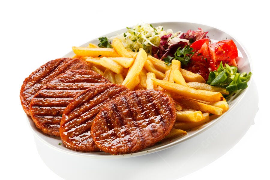 Hambúrgueres grelhados batatas fritas salada