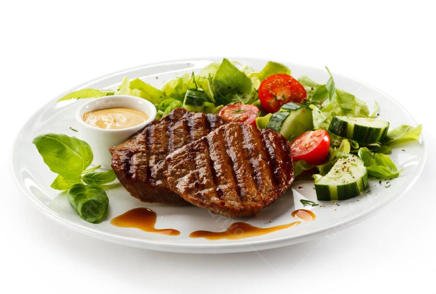 Bife grelhado com salada colorida