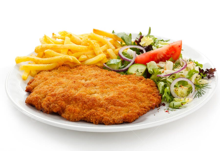 Prato de Frango à Milanesa Batata Frita e Salada