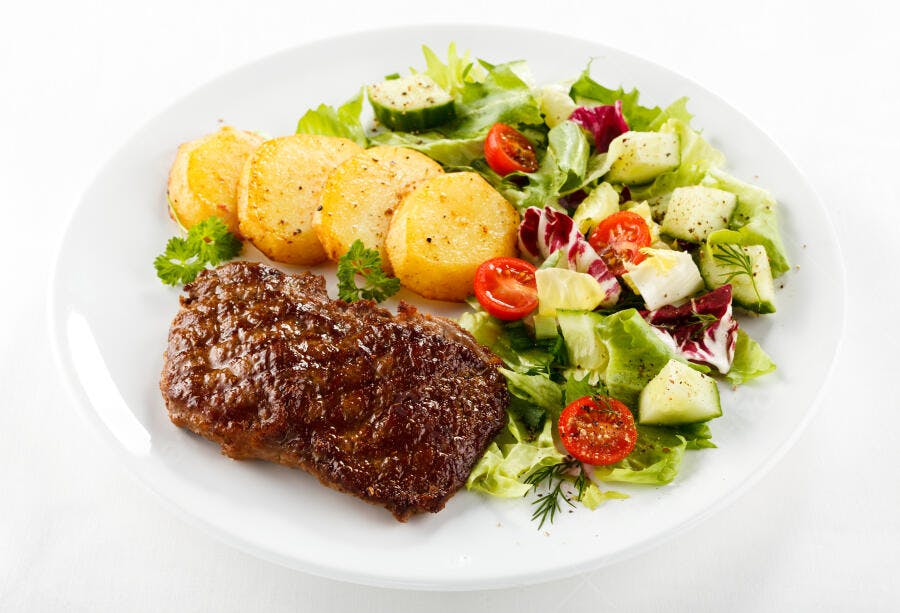 Bife com batatas e salada colorida