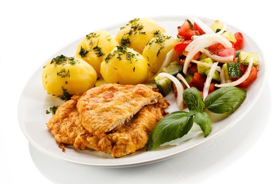 Prato de carne com batatas e salada