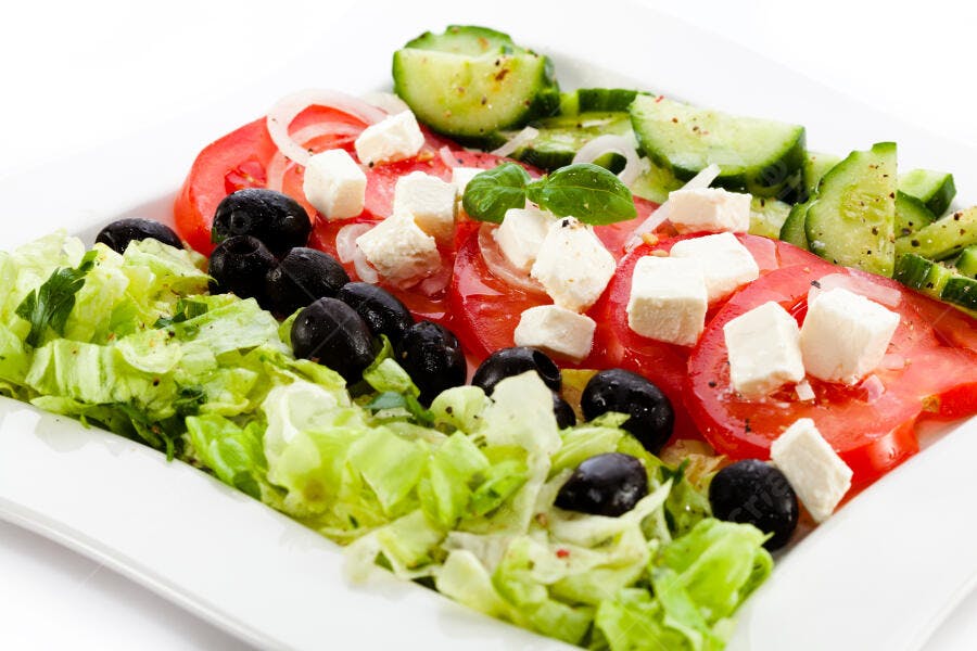 Salada Grega com Queijo Feta e Azeitonas