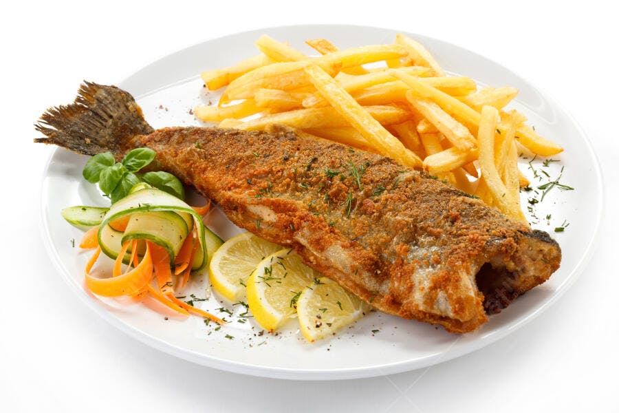 Peixe frito com batatas fritas e salada