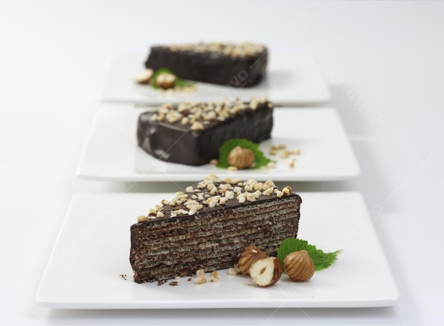Bolo de chocolate com avelãs fatiado