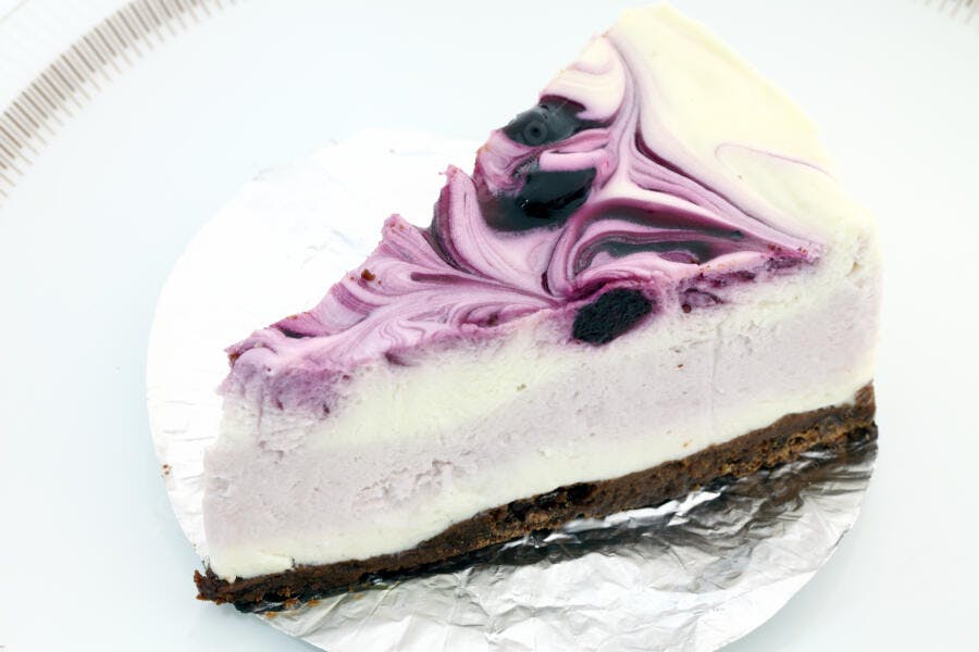 Fatia de Cheesecake Roxo e Branco