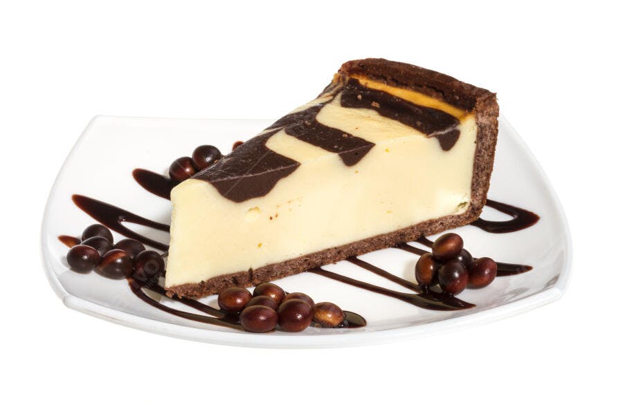 Fatia de cheesecake marmoreada com chocolate