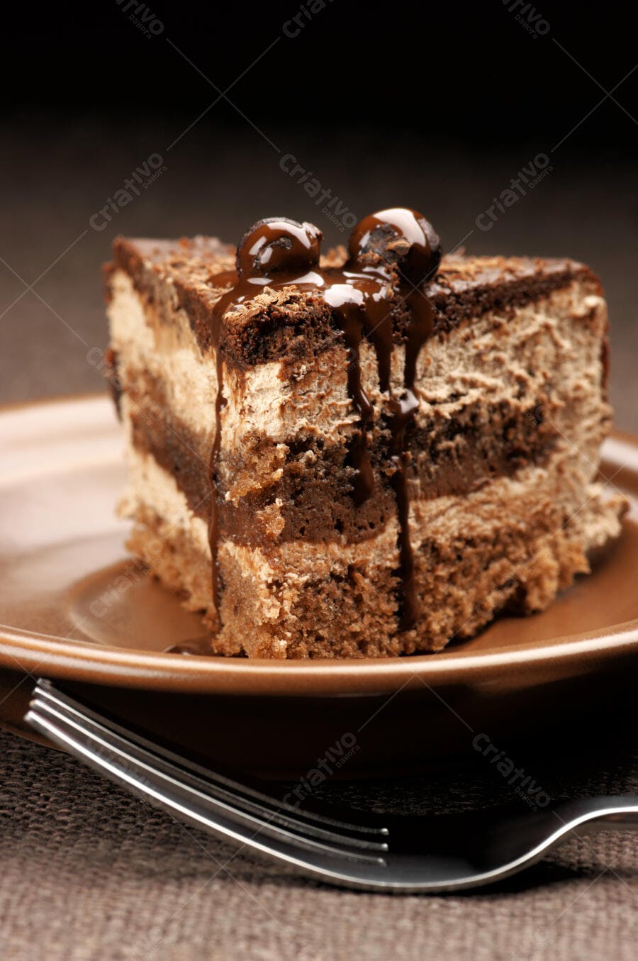 Fatia de bolo de chocolate com cobertura