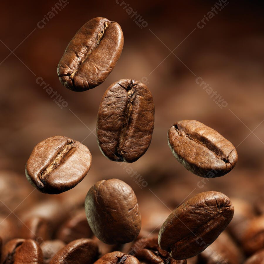 Grãos de café caindo fundo marrom