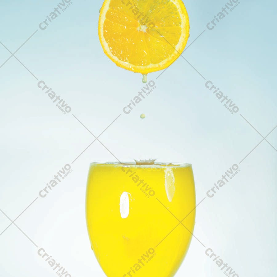 Fatia de laranja caindo em suco
