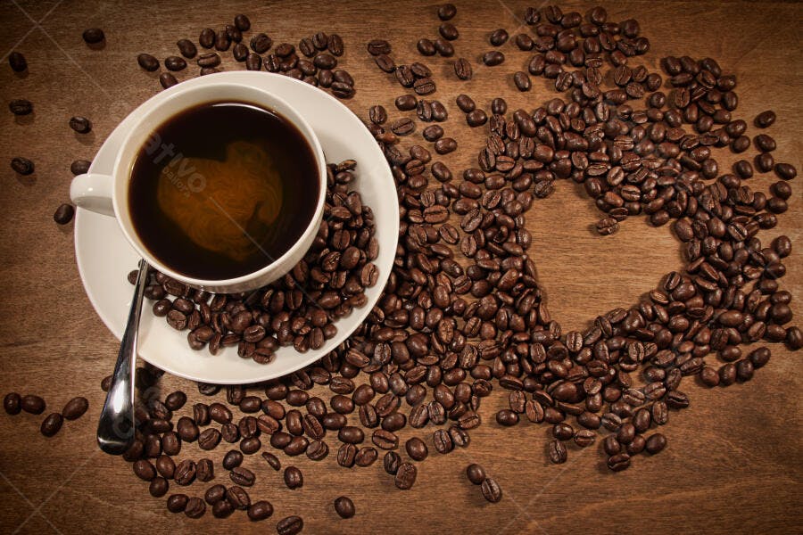 Café quentinho com grãos em formato de coração