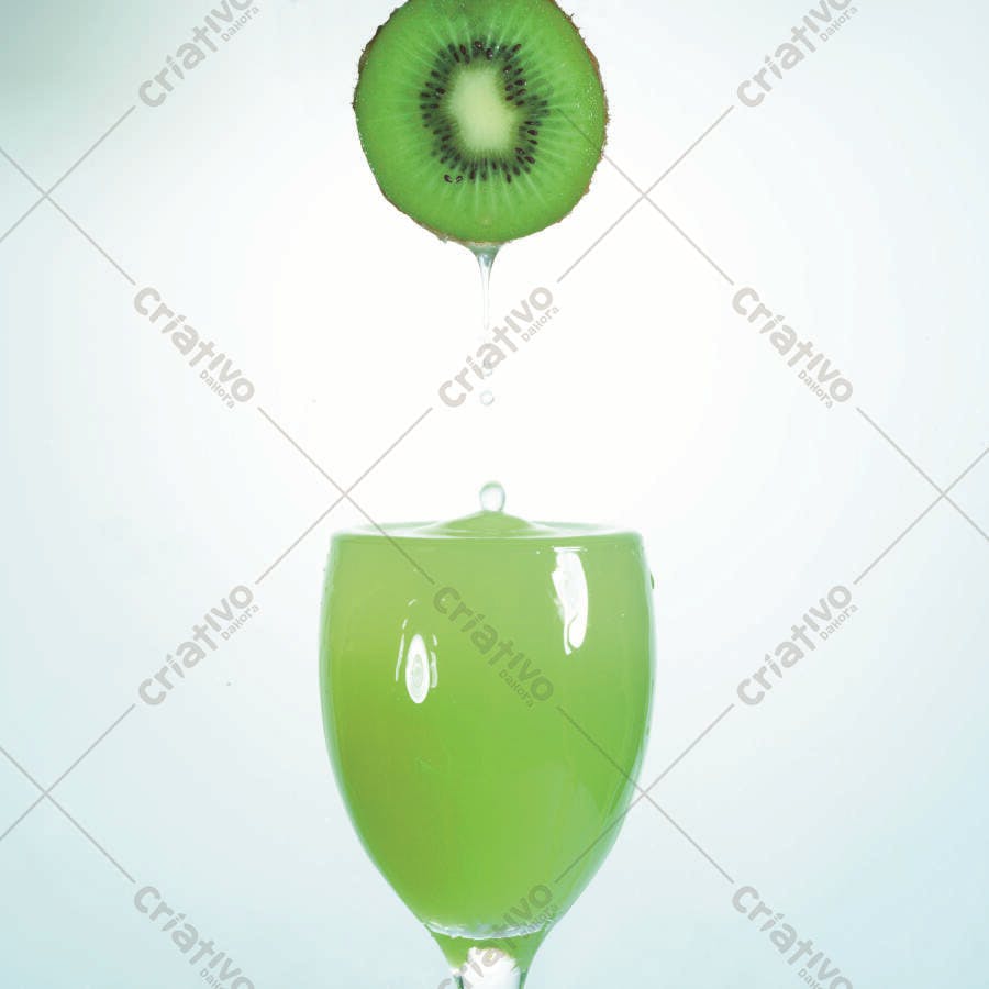 Kiwi caindo em suco verde fresco